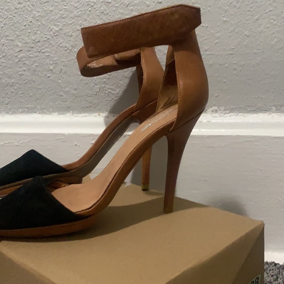 Re-poshing: UNIQUE Jeffrey Campbell x Free People. Velcro strap heels. Size 7.5 - Picture 2 of 4